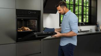Beko apuesta por el diseño en negro y la precisión con su nueva gama de cocción DeepBlack