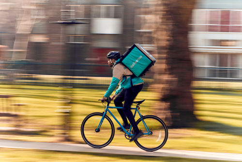 Deliveroo incorpora el pago instantáneo para sus riders