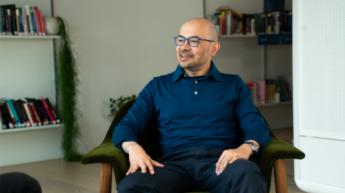 Google reorganiza su cúpula de IA: Hassabis asciende y Kavukcuoglu liderará DeepMind
