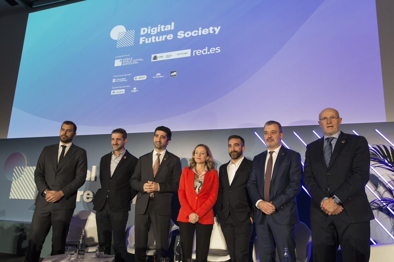 De izquierda a derecha: el director de Digital Future Society, Esteban Redolfi; el director general de Red.es, David Cierco; el consejero de Políticas Digitales de la Generalitat de Catalunya, Jordi Puigneró; la ministra de Economía y Empresa en funciones, Nadia Calviño; el secretario de estado para el Avance Digital, Francisco Polo; el primer teniente de alcalde del Ayuntamiento de Barcelona, Jaume Collboni y el CEO de Mobile World Capital Barcelona, Carlos Grau.