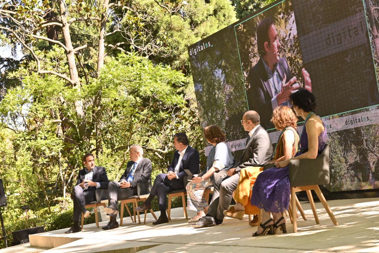 Àlex Mestre, deputy CEO de Cellnex; Miguel Ángel Panduro, CEO de Hispasat; Esther Garcés, CEO de Islalink; José Antonio Vázquez, CEO de Onivia; Mario Martín, CEO de Telxius; y Blanca Ceña, managing director de Vantage Towers y Pilar Bernat, fundadora de Zonamovilidad.es, durante la mesa redonda en DigitalES Summit 2021