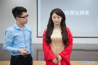 Esta “diosa robot” china es interactiva y casi parece humano