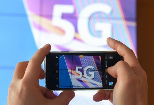 EE logra agregar una señal 5G con siete portadoras de espectro diferentes