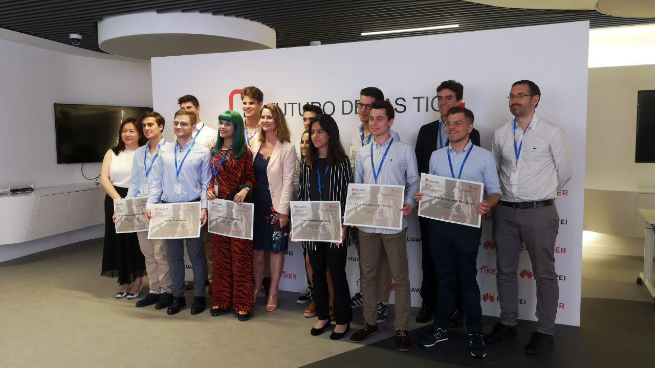 Los estudiantes seleccionados junto a María Luisa Melo, directora de Relaciones Institucionales y Comunicación de Huawei España y dos protagonistas de anteriores ediciones 