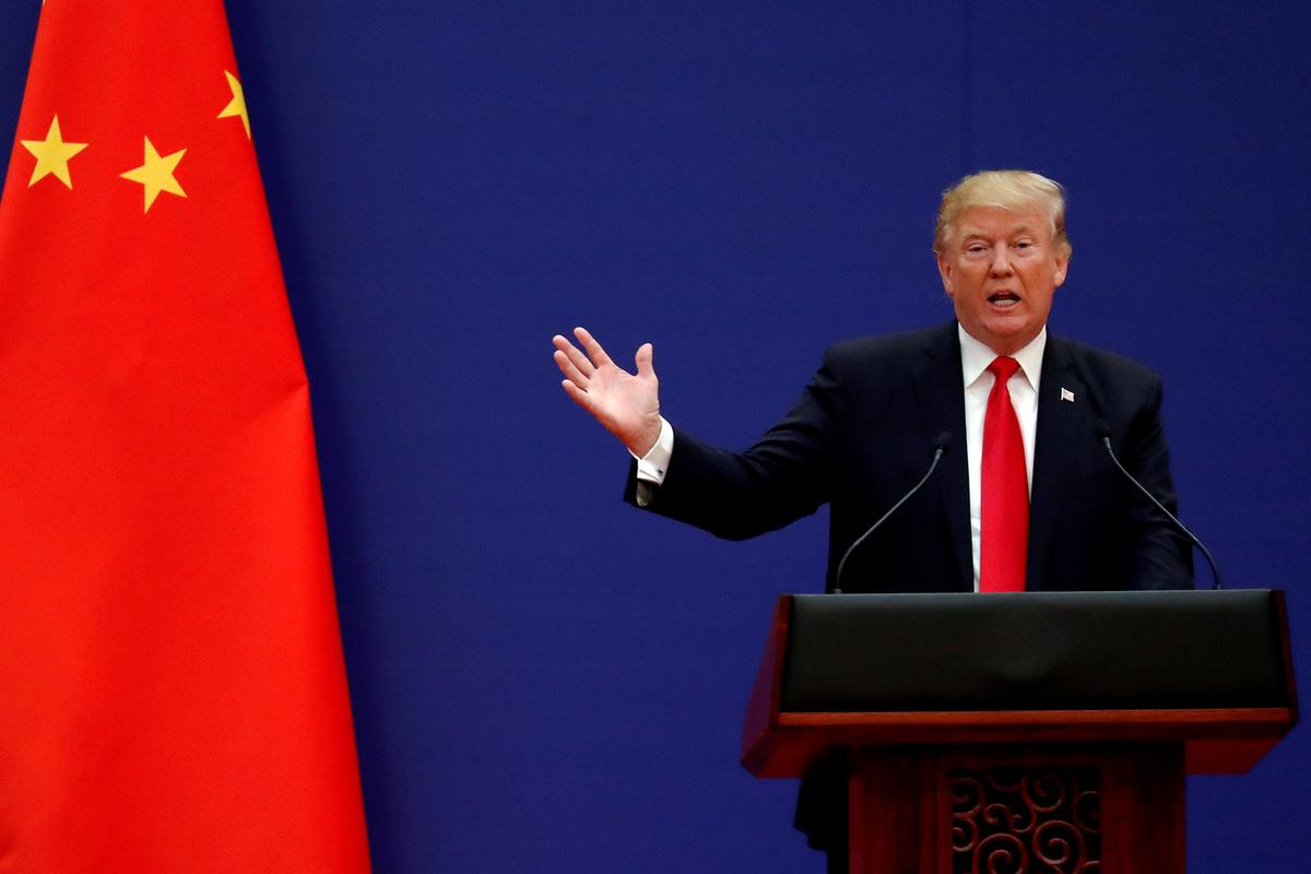 Donald Trump, presidente de Estados Unidos, junto a una bandera de China