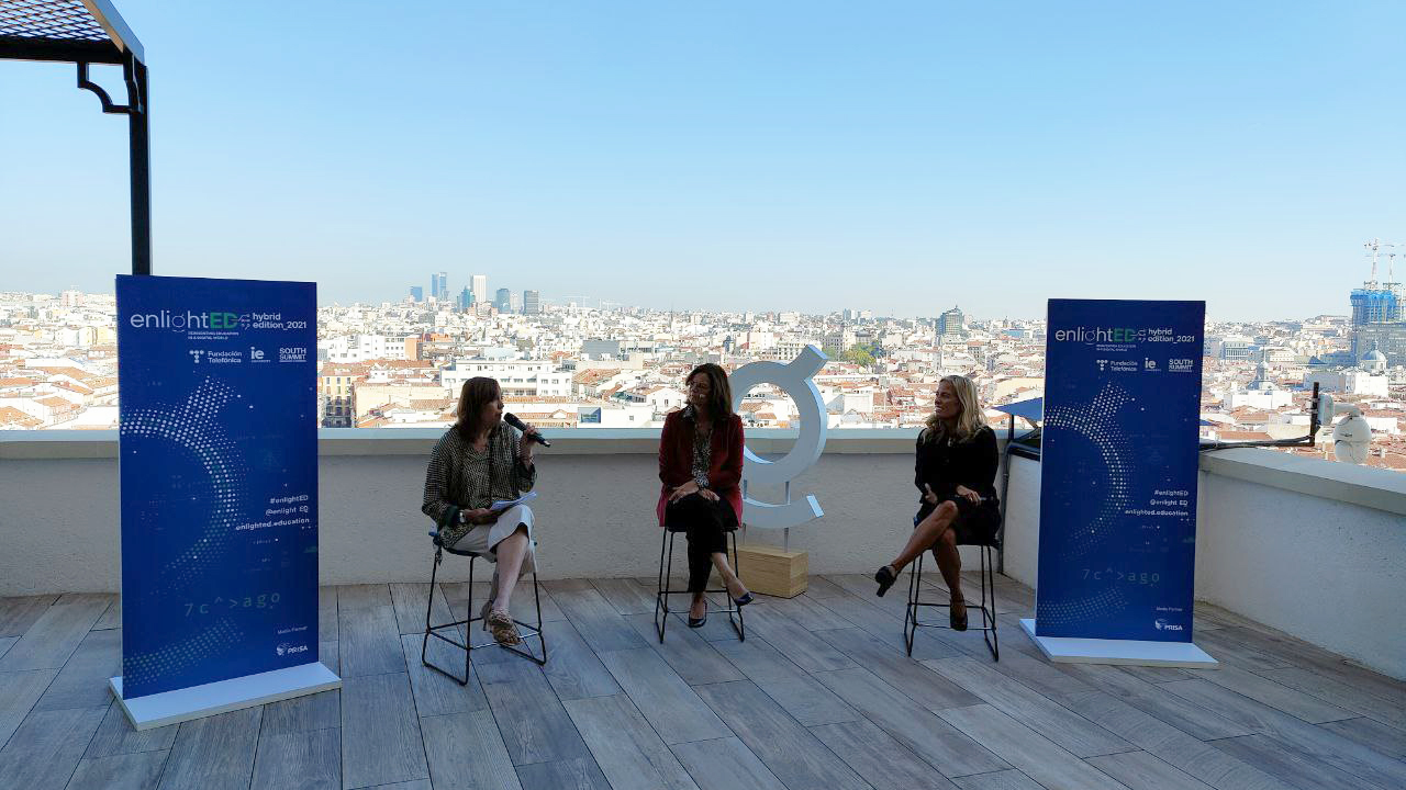 De izquierda a derecha, Clara Sanz, secretaria general de FP, Carmen Morenés, directora general de Fundación Telefónica y Rocío Albert, Viceconsejera de Politica Educativa de la Comunidad de Madrid