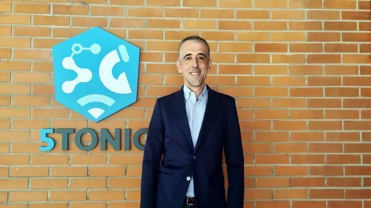 Carlos J. Bernardos, vicepresidente de 5TONIC, a las puertas del laboratorio