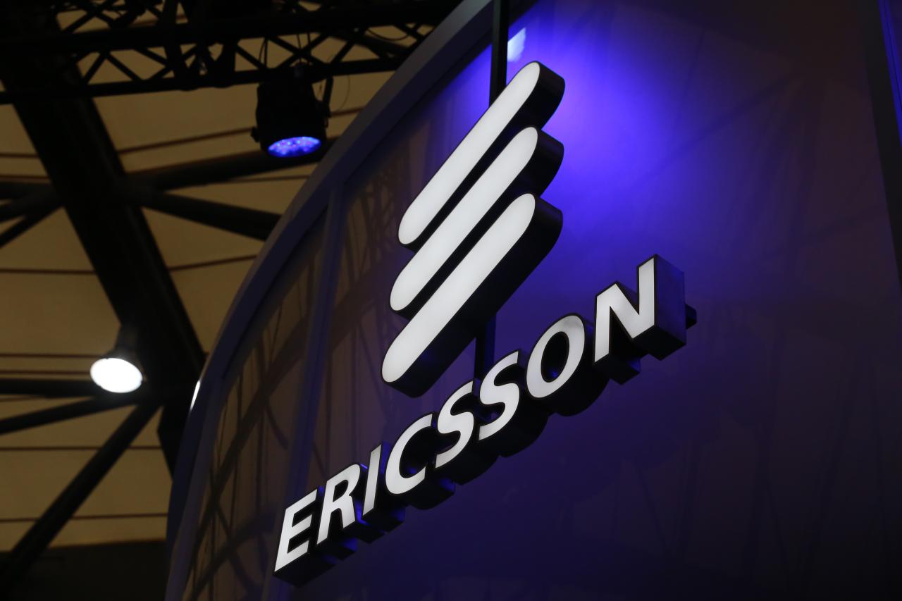 Logotipo de Ericsson en su stand en el MWC