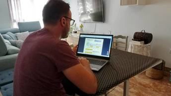Un español con discapacidad visual logra su título de inglés examinándose desde casa con ayuda de la IA