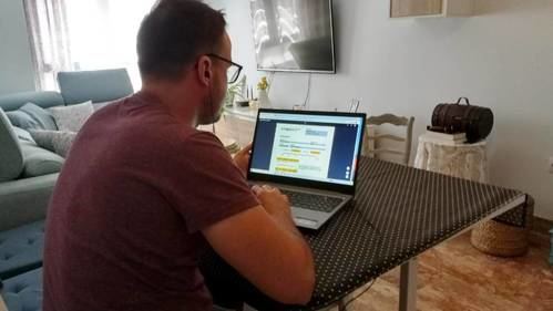 Un español con discapacidad visual logra su título de inglés examinándose desde casa con ayuda de la IA