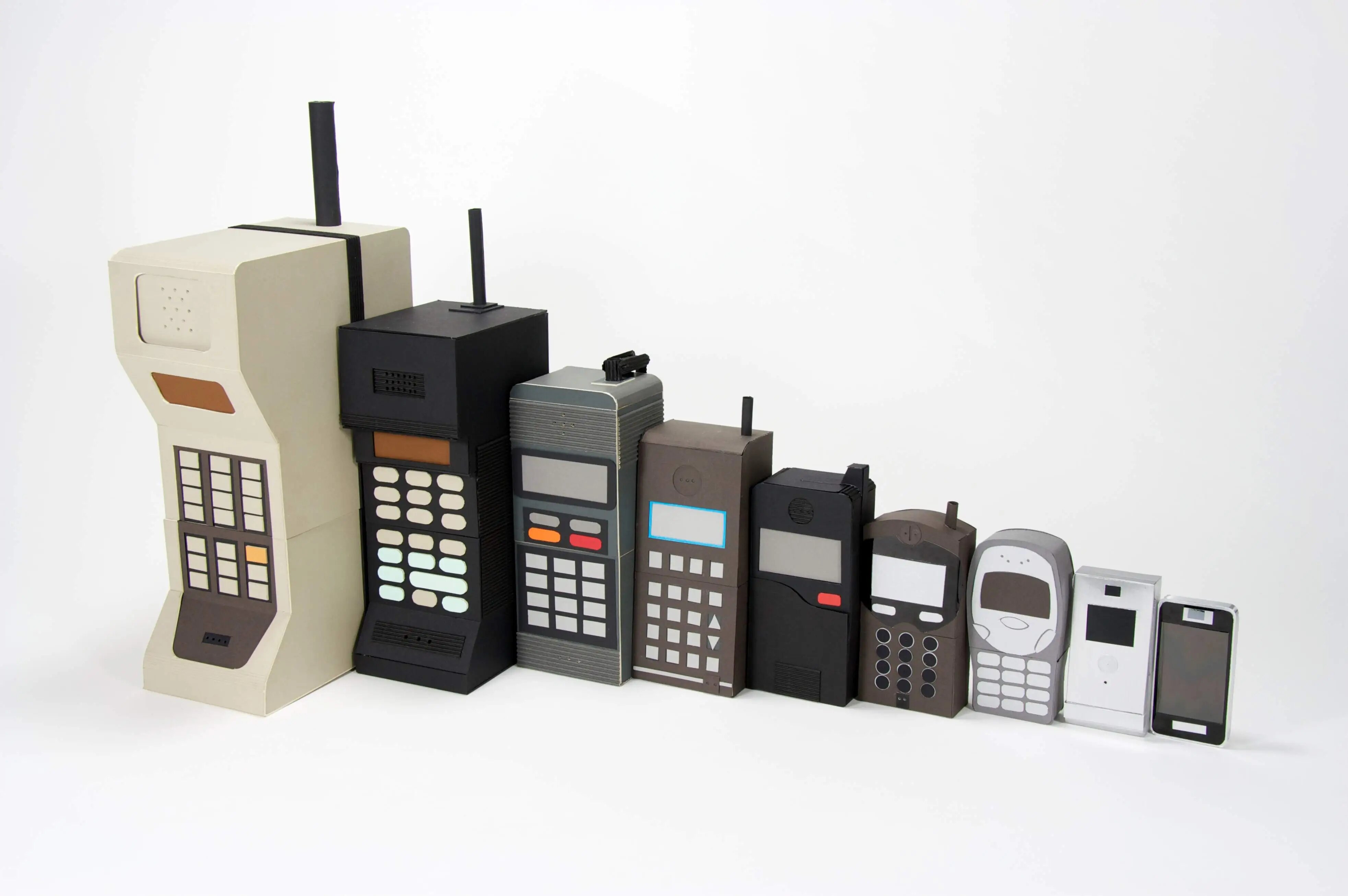 Когда вышли мобильные телефоны. Motorola DYNATAC 8000x. Motorola DYNATAC 8000x 1983 год. Моторола DYNATAC. Motorola DYNATAC 8000x презентация.