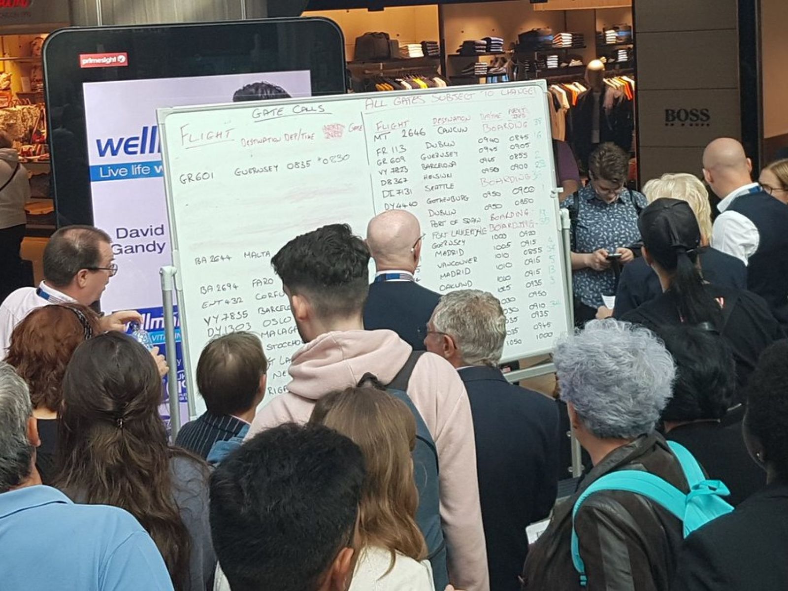 Caos en el aeropuerto de Gatwick en Reino Unido por un fallo en las pantallas de información