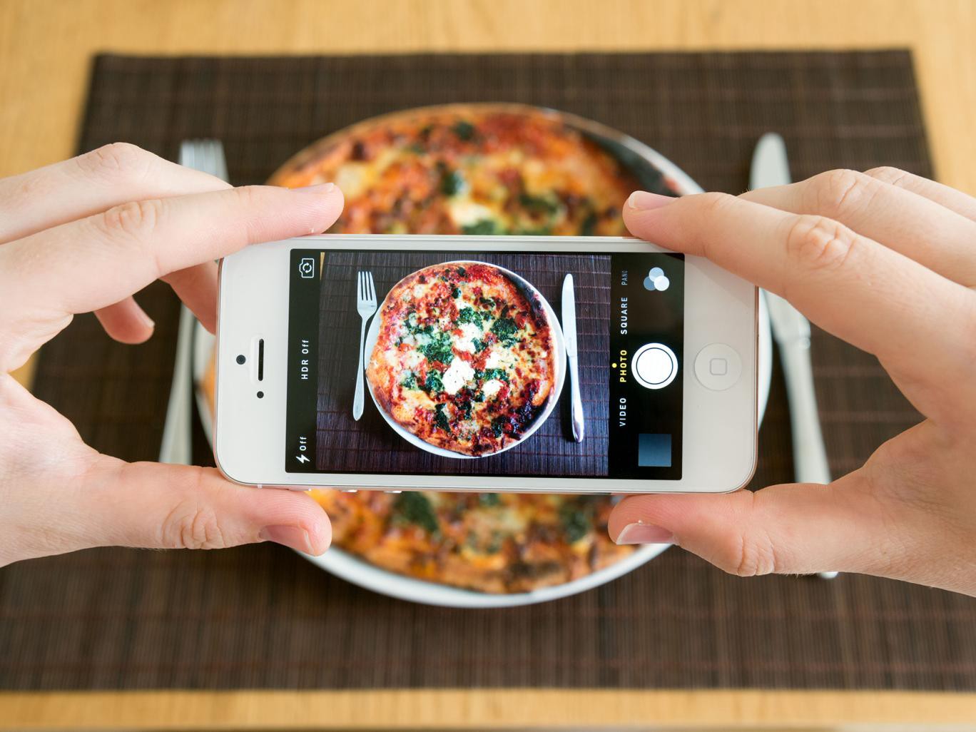 Los universitarios eligen los teléfonos móviles por encima de su comida favorita