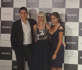De izquierda a derecha Alex González, Sandra López Directora de Brand Marketing para España y Portugal de Sony Mobile e Hiba Abouk