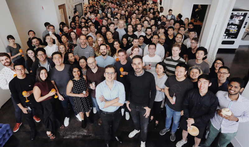 Los fundadores Kevin Systrom y Mike Krieger al frente junto a parte del equipo de Instagram