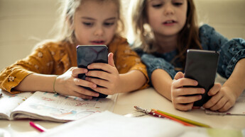 España abre una consulta pública sobre el EU Kids Act para proteger a los menores en internet