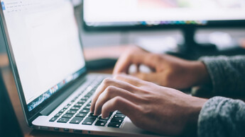 El 52% de los usuarios de chatbots comparte respuestas de IA como si fueran conocimientos propios