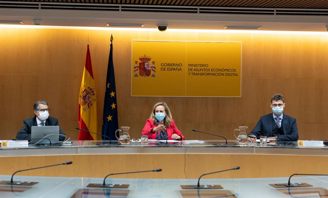 Roberto Sánchez, Secretario de Estado de Telecomunicaciones e Infraestructuras Digitales, Nadia Calviño, vicepresidenta segunda y ministra de Asuntos Económicos y Transformación Digital y Arturo Azcorra, director general de Telecomunicaciones y Ordenación de los Servicios de Comunicación Audiovisual. 