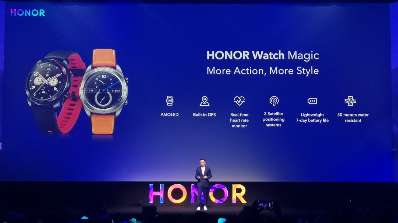 George Zhao, presidente de Honor, presentando el Honor Watch Magic en París