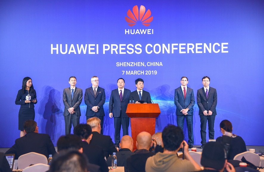 Guo Ping, presidente rotatorio de Huawei (quinto por la izquierda); Song Liuping, jefe de asuntos jurídicos de Huawei (cuatro por la izquierda); John Suffolk, CSO de Huawei (tercero por la izquierda); Glen D. Nager, socio de Jones Day, abogado principal de esta acción (segundo por la derecha); Yang Chaobin, presidente de la Línea de Productos 5G de Huawei (primero por la derecha); y Li Dafeng, miembro ejecutivo del Consejo de Supervisión y director de la Oficina del Consejo de Administración de Infraestructura de las TIC (primero por la izquierda).