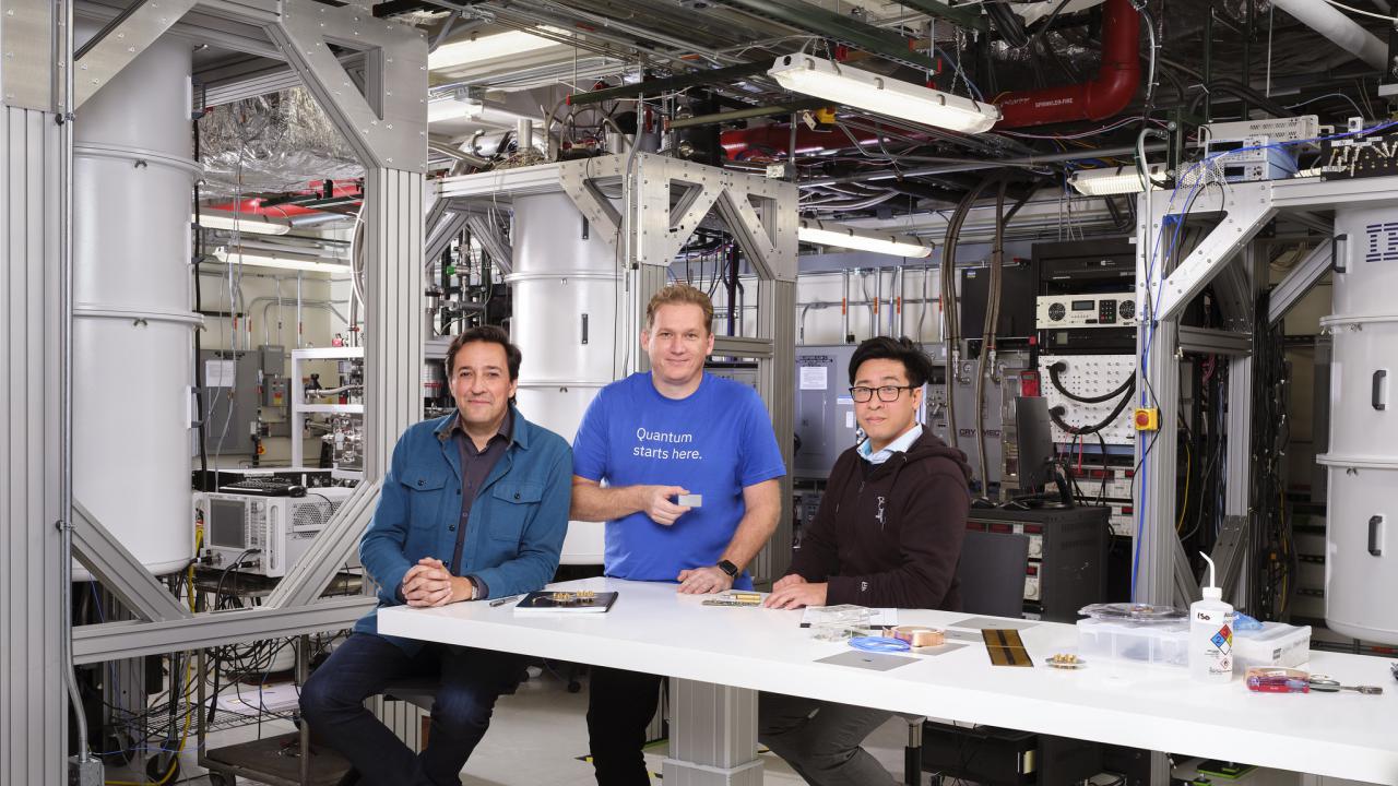 Dario Gil (izq.), Senior Vice President and Director of Research de IBM; Jay Gambetta, IBM Fellow and Vice President of Quantum Computing, sujetando Osprey, el chip de 433-qubit de IBM; y Jerry Chow, IBM Fellow and Director of Quantum Infrastructure