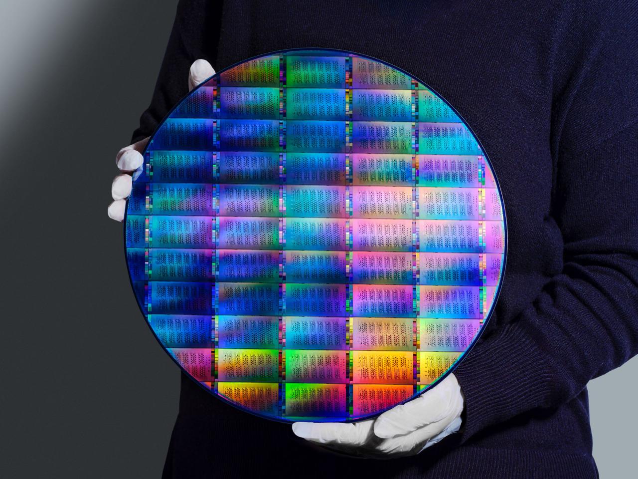 Investigador de IBM sosteniendo una oblea IBM Quantum Nighthawk de 300 mm