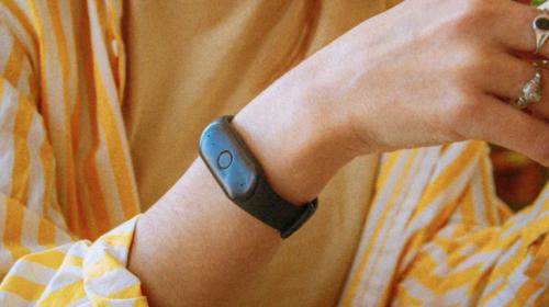 Amazon se alía con Bee para crear un asistente que escucha y aprende de las personas