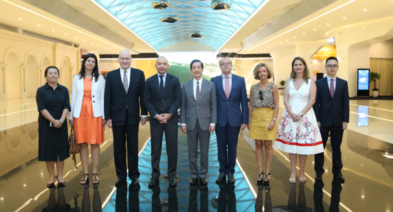 Jaime García Legaz, secretario de Estado de Comercio, con Guo Tianming, vicepresidente senior, y James Lockett, vicepresidente de Comercio de Huawei Technologies, en el Centro de I+D de Huawei en Pekín 