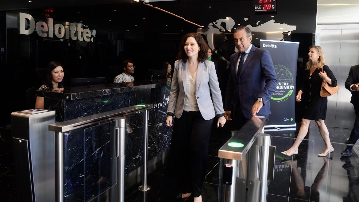 Isabel Díaz Ayuso, presidenta de la Comunidad de Madrid, en la inauguración del centro de Deloitte de ciberseguridad