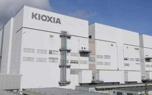 Kioxia ultima su salida a bolsa en Tokio para fortalecer su posición en el mercado de memorias