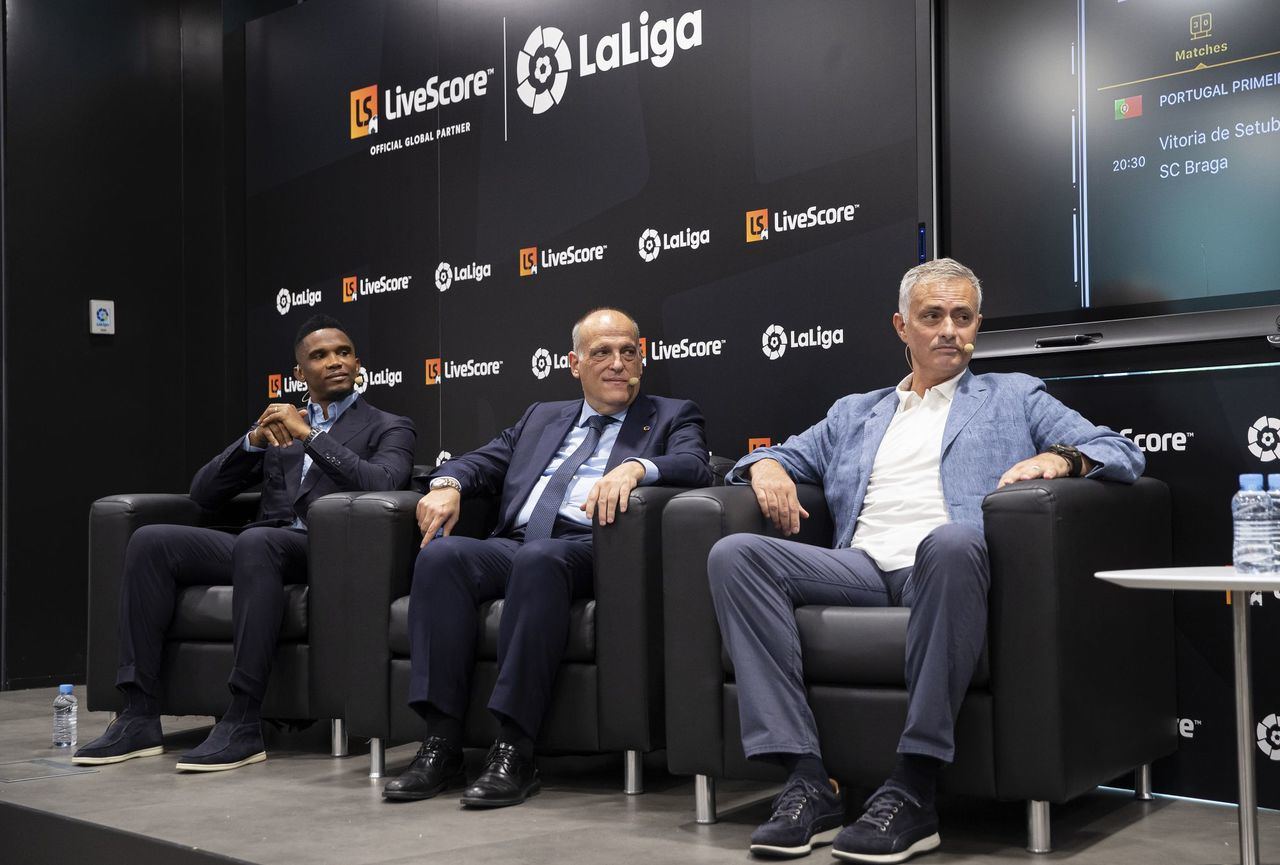 De izquierda a derecha, Samuel Eto'o, Javier Tebas y José Mourinho, durante el acto de presentación del acuerdo
