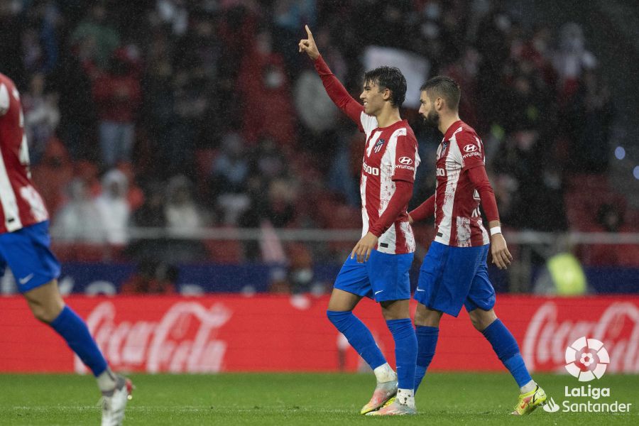 João Félix y Yannick Carrasco del Atlético de Madrid, durante el último encuentro con el Real Betis