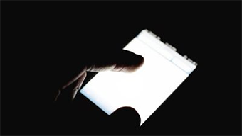 Utilizar el móvil o la tablet antes de irnos a la cama afecta el sueño, ¿cómo evitarlo?