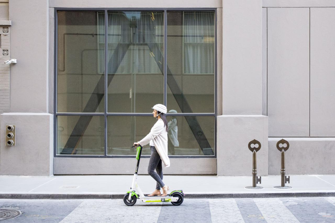 Una usuaria utiliza uno de los patinetes eléctricos de Lime