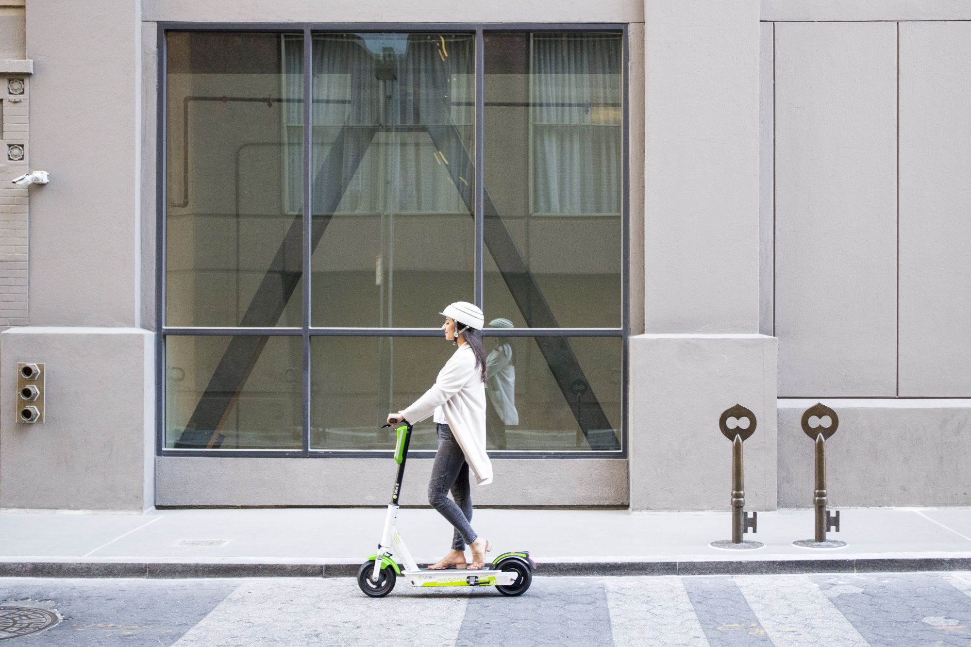 Madrid golpea al patinete eléctrico y exige a Lime, Wind y Voi que retiren su flota en 72 horas