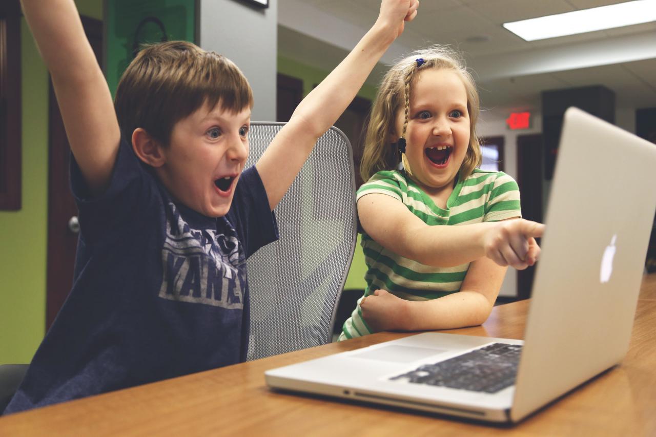 Los niños tienden a copiar la conducta de sus padres a la hora de usar dispositivos tecnológicos  