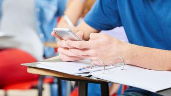 Por qué la Comunidad de Madrid prohibirá el uso de móviles en los colegios