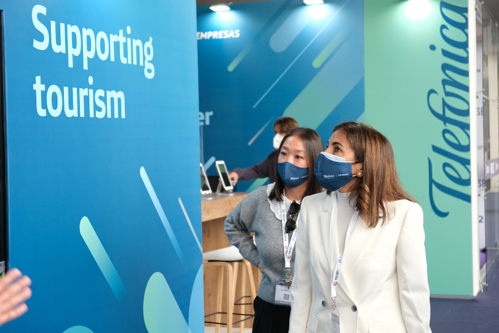 María Jesús Almazor, CEO de Telefónica España, durante su visita al stand de Telefónica en el Tourism Innovation Summit que se celebra estos días en Sevilla