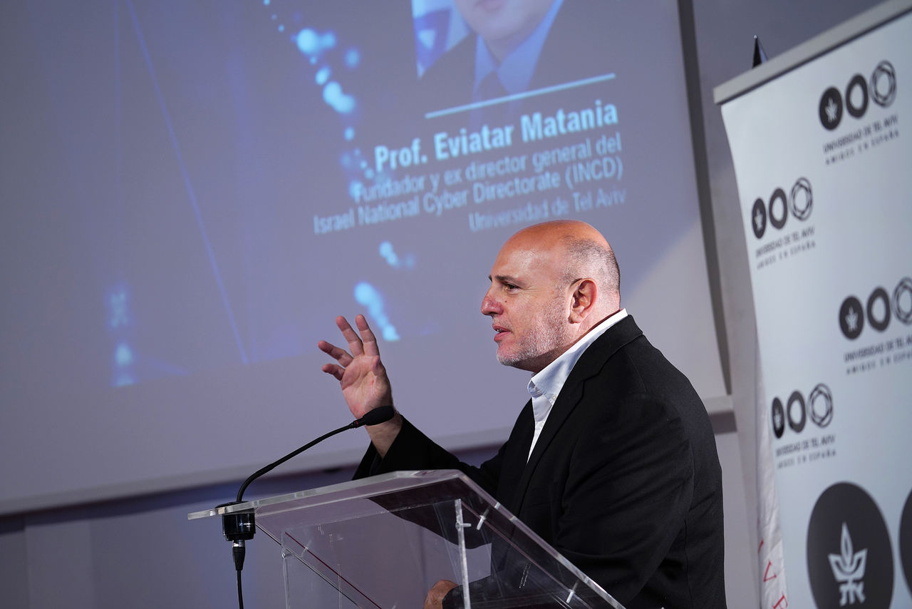 Eviatar Matania, profesor de la Universidad de Tel Aviv y fundador y ex director del Israel National Cyber Directorate, durante su intervenciÃ³n en la ponencia en la Universidad Nebrija