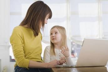 Cinco consejos para que los padres eduquen bien a sus hijos en cómo usar Internet
