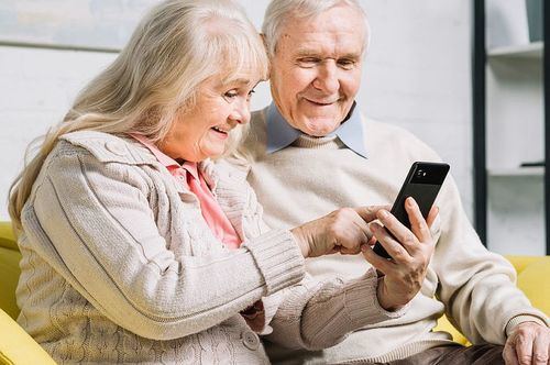 El 60% de los mayores de 80 años reconoce tener dificultades con el uso del móvil