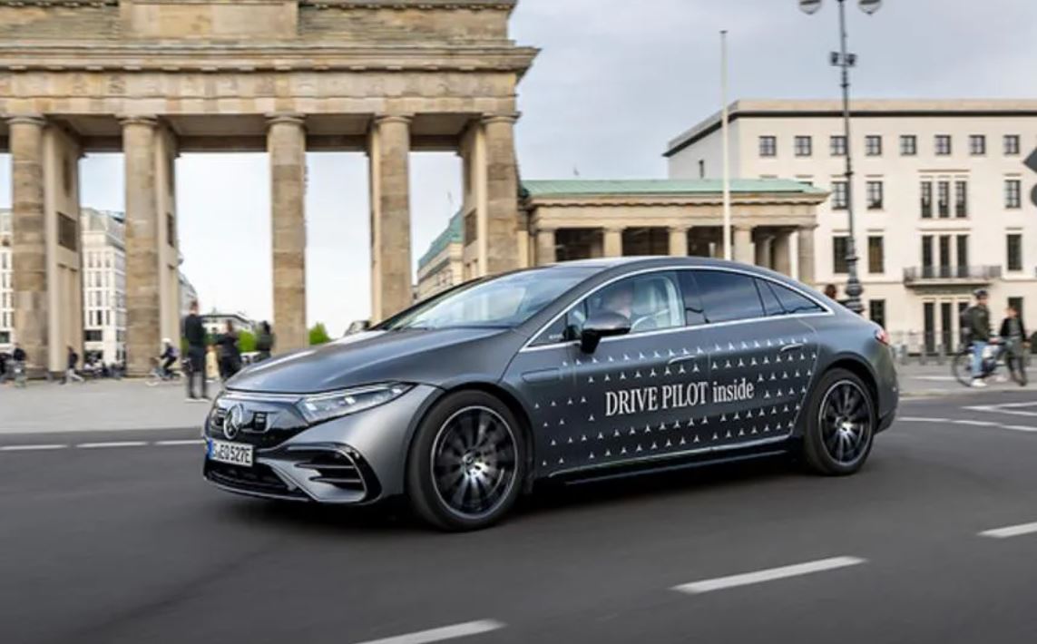 Mercedes-Benz lanza Drive Pilot, el primer sistema de conducción autónoma condicionada