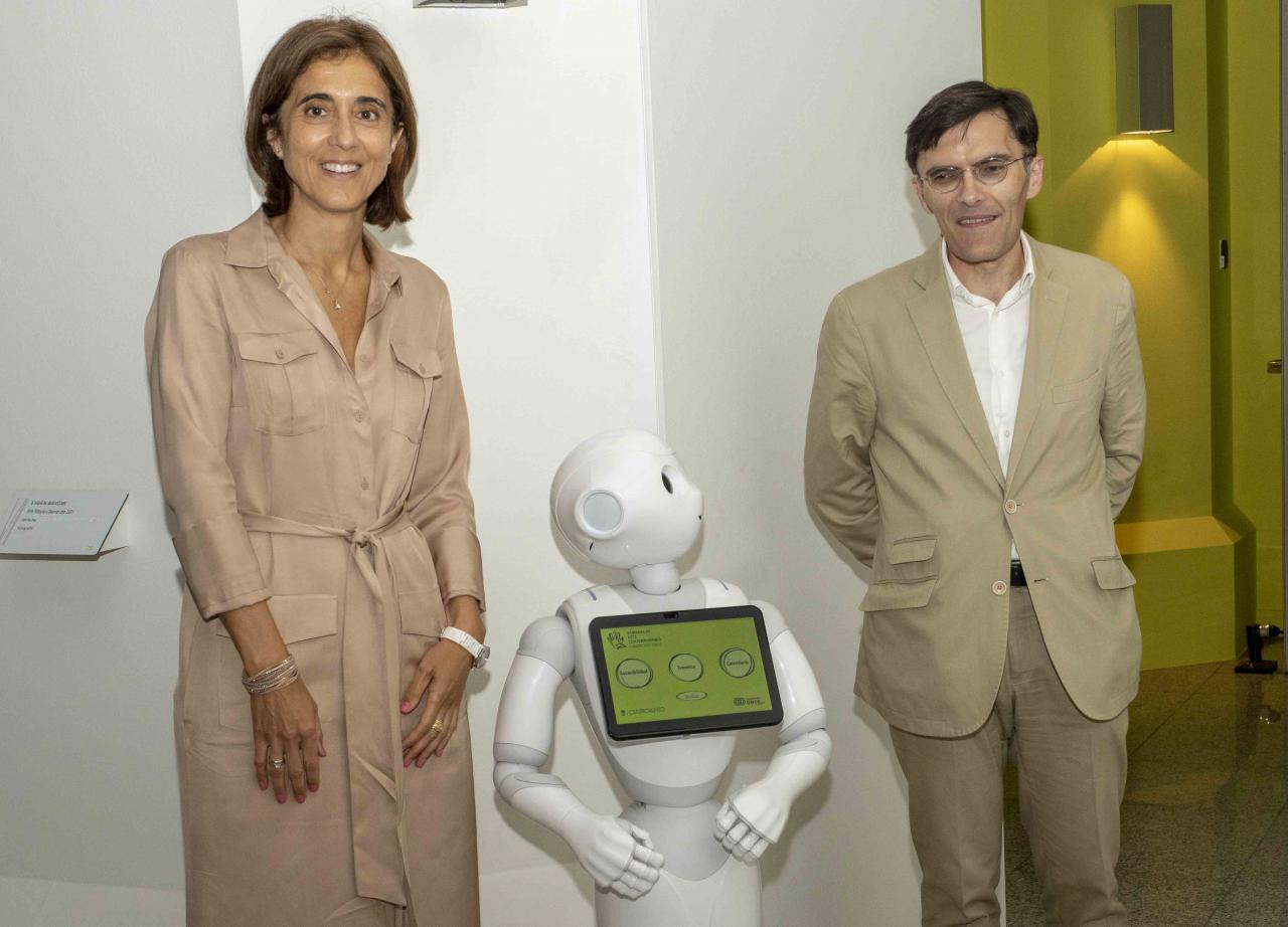 De izquierda a derecha, Pilar López, Presidenta de Microsoft España, la robot “PACA” y Alberto Durán, Vicepresidente Ejecutivo de Fundación ONCE