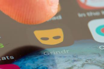 Estadounidenses invirtieron millones para identificar a sacerdotes que usan Grindr y otras apps de citas gay