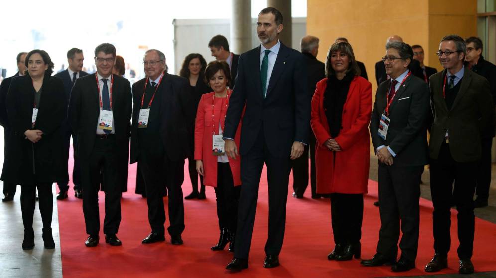 El Rey, a su llegada al Mobile World Congress, junto a Santamaría, Colau, Enric Millo y el ministro Álvaro Nadal