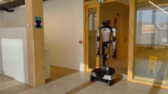 Mistral entra en la carrera de la robótica con una IA que guía robots usando una sola cámara