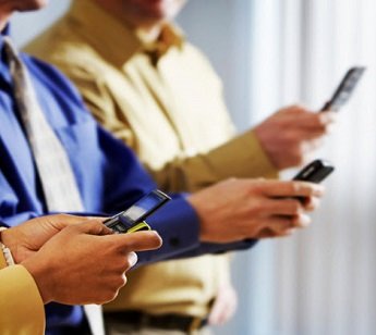 Los usuarios de Europa Occidental alargan el cambio de teléfonos móviles induciendo una caída del sector