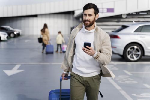 Aproximadamente el 75% de las personas cree que su teléfono móvil es el accesorio de viaje número uno