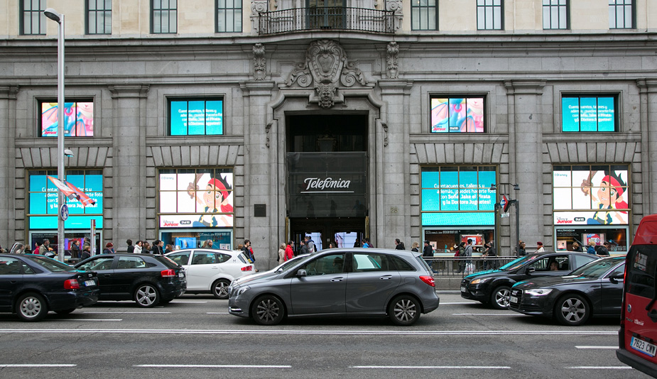 Magia en la Gran Vía: lo que Carmena rompe, Telefónica lo arregla