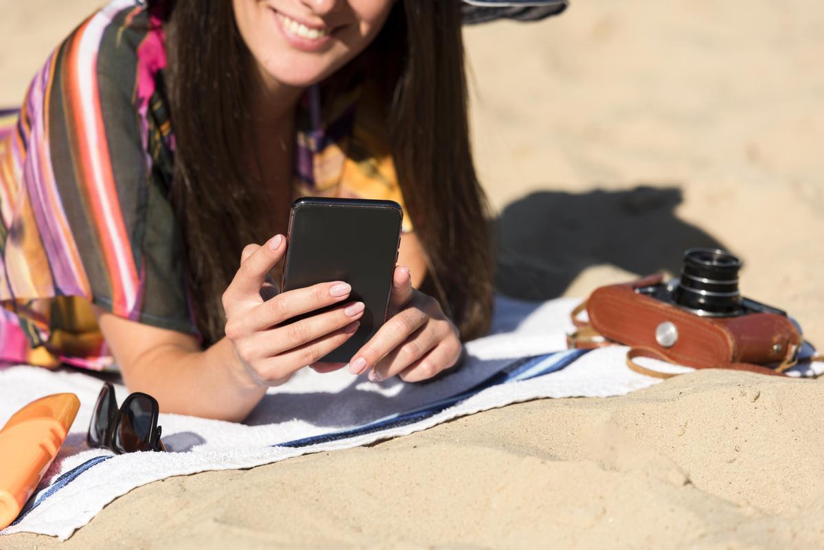 Si te dura menos la batería del móvil en verano, es normal